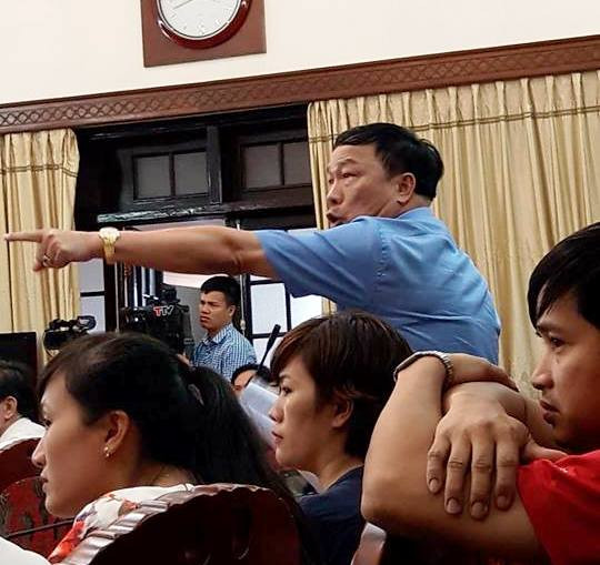Ông Đệ chỉ tay về phía đối diện, "quát" Giám đốc Sở Thông tin truyền thông Thanh Hóa "đùng có hỗn", ảnh: BẢO MINH. Ông Đệ chỉ tay về phía đối diện, "quát" Giám đốc Sở Thông tin truyền thông Thanh Hóa "đùng có hỗn", ảnh: BẢO MINH.
