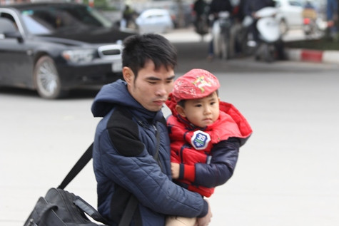 Trên đường Phạm Hùng (bên cạnh bến xe Mỹ Đình) tình trạng người đi bộ vi phạm giao thông khá phổ biến, dù ở đây có hầm cho người đi bộ, nhưng ít người đi, đa số băng ngang đường (ảnh: THỤY DU).