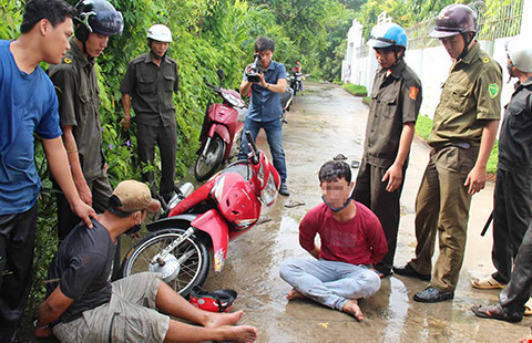Công an xã kiểm tra hành chính một trường hợp tham gia giao thông trên đường liên thôn (ảnh: Báo Pháp luật TP. Hồ Chí Minh).
