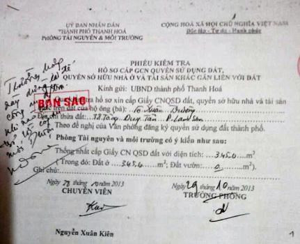 Ngày 29/10/2013, ông Lê Đức Công, Phó Chủ tịch thành phố Thanh Hóa đã có bút phê dừng giao dịch thửa đất này: “ Trường hợp này dừng lại để Công an điều tra. Khi nào có trả lời của Công an mới được thực hiện". Tuy nhiên cùng ngày (29/10), sổ đỏ này vẫn được sang tên, cấp cho cho ông Lê Xuân Trường. Giấy chứng nhận quyền sử dụng đất mới cũng do ông Lê Đức Công ký. (Ảnh: QUỐC TOẢN). Ngày 29/10/2013, ông Lê Đức Công, Phó Chủ tịch thành phố Thanh Hóa đã có bút phê dừng giao dịch thửa đất này: “ Trường hợp này dừng lại để Công an điều tra. Khi nào có trả lời của Công an mới được thực hiện". Tuy nhiên cùng ngày (29/10), sổ đỏ này vẫn được sang tên, cấp cho cho ông Lê Xuân Trường. Giấy chứng nhận quyền sử dụng đất mới cũng do ông Lê Đức Công ký. (Ảnh: QUỐC TOẢN).