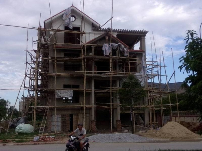 Ngôi biệt thự được xây 4 tầng, tọa lạc trên diện tích 410m2, thuộc lô R1, khu 2, Khu Đô thị Bình Minh đứng tên con trai ông Bình (Ảnh: Báo Đại đoàn kết). Ngôi biệt thự được xây 4 tầng, tọa lạc trên diện tích 410m2, thuộc lô R1, khu 2, Khu Đô thị Bình Minh đứng tên con trai ông Bình (Ảnh: Báo Đại đoàn kết).