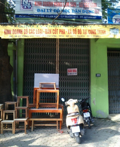 UBND thành phố Thanh Hóa cấp chồng 2 sổ đỏ trên cùng địa chỉ đất số 38 Tống Duy Tân. Mặc dù đang có tranh chấp nhưng căn nhà vẫn trên địa chỉ đất này vẫn được treo biển rao bán (ảnh: QUỐC TOẢN). UBND thành phố Thanh Hóa cấp chồng 2 sổ đỏ trên cùng địa chỉ đất số 38 Tống Duy Tân. Mặc dù đang có tranh chấp nhưng căn nhà vẫn trên địa chỉ đất này vẫn được treo biển rao bán (ảnh: QUỐC TOẢN).