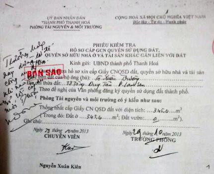 Ngày 29/10/2013, ông Lê Đức Công, Phó Chủ tịch thành phố Thanh Hóa đã có bút phê dừng giao dịch thửa đất này: “ Trường hợp này dừng lại để Công an điều tra. Khi nào có trả lời của Công an mới được thực hiện". Tuy nhiên cùng ngày (29/10), sổ đỏ này vẫn được sang tên, cấp cho cho ông Lê Xuân Trường. Giấy chứng nhận quyền sử dụng đất mới cũng do ông Lê Đức Công ký. (Ảnh: QUỐC TOẢN). Ngày 29/10/2013, ông Lê Đức Công, Phó Chủ tịch thành phố Thanh Hóa đã có bút phê dừng giao dịch thửa đất này: “ Trường hợp này dừng lại để Công an điều tra. Khi nào có trả lời của Công an mới được thực hiện". Tuy nhiên cùng ngày (29/10), sổ đỏ này vẫn được sang tên, cấp cho cho ông Lê Xuân Trường. Giấy chứng nhận quyền sử dụng đất mới cũng do ông Lê Đức Công ký. (Ảnh: QUỐC TOẢN).