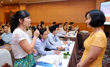 Chị Huệ giải đáp thắc mắc về căn bệnh HIV/AIDS.