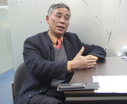 Ông Nguyễn Vinh Tâm, Chủ tịch HĐQT trường tiểu học Lômônôxốp: Họ xâm phạm đất đai của nhà trường, hành hung tôi. Tôi cầm dao để tự vệ, tôi không chém ai. (ảnh: Thụy Du).