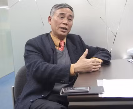 Ông Nguyễn Vinh Tâm, Chủ tịch HĐQT trường tiểu học Lômônôxốp: Họ xâm phạm đất đai của nhà trường, hành hung tôi. Tôi cầm dao để tự vệ, tôi không chém ai. (ảnh: Thụy Du). Ông Nguyễn Vinh Tâm, Chủ tịch HĐQT trường tiểu học Lômônôxốp: Họ xâm phạm đất đai của nhà trường, hành hung tôi. Tôi cầm dao để tự vệ, tôi không chém ai. (ảnh: Thụy Du).