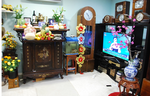 Người Việt ở hải ngoại cũng không quên mang hương vị tết quê hương tới xứ người. Trong lễ cúng giao thừa, bàn thờ tổ tiên được bày biện hết sức chu tất với các loại thực phẩm quen thuộc như chuối, cam, bưởi, xoài, bánh chưng xanh, giò lụa... Bên cạnh đó, không thể thiếu cây đào, cành mai, câu đối ngày xuân.(ảnh: Nam Việt).