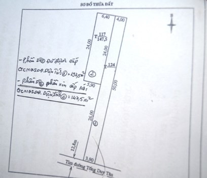 Văn bản đề nghị cấp Giấy chứng nhân quyền sử dụng đất được UBND phường Lam Sơn trình lãnh đạo thành phố Thanh Hóa ghi chú rất rõ phần diện tích đã được cấp sổ đỏ và phần xin cấp mới. Tuy nhiên, cán bộ phòng Tài Nguyên và môi trường thành phố đã tự ý ghép thửa 117 và 124 trái quy định của pháp luật (ảnh: QUỐC TOẢN). Văn bản đề nghị cấp Giấy chứng nhân quyền sử dụng đất được UBND phường Lam Sơn trình lãnh đạo thành phố Thanh Hóa ghi chú rất rõ phần diện tích đã được cấp sổ đỏ và phần xin cấp mới. Tuy nhiên, cán bộ phòng Tài Nguyên và môi trường thành phố đã tự ý ghép thửa 117 và 124 trái quy định của pháp luật (ảnh: QUỐC TOẢN).
