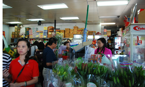 Mặc dù công việc của bà con người Việt tại Úc hết sức bận rộn, song không khí mua sắm tết tại hải ngoại không khác gì so với ở quê hương. Tại các chợ, siêu thị, bà con người Việt gặp nhau trong niềm vui chào đón năm mới với những lời chúc tụng tốt đẹp. (ảnh: Nam Việt).