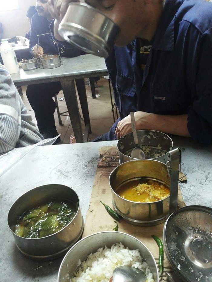 "Bữa cơm chan đầy nước mắt" của người lao động ở Ả Rập Saudi. Ảnh người lao động cung cấp. "Bữa cơm chan đầy nước mắt" của người lao động ở Ả Rập Saudi. Ảnh người lao động cung cấp.