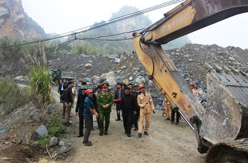 Lãnh đạo Công an tỉnh có mặt tại hiện trường chỉ đạo công tác cứu nạn, điều tra, làm rõ nguyên nhân vụ tai nạn (ảnh: Công an Thanh Hóa). Lãnh đạo Công an tỉnh có mặt tại hiện trường chỉ đạo công tác cứu nạn, điều tra, làm rõ nguyên nhân vụ tai nạn (ảnh: Công an Thanh Hóa).