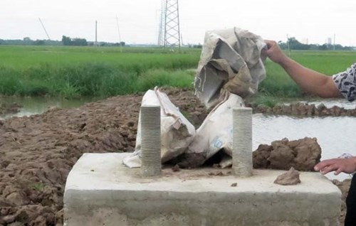 Công trình đường dây 220kV Trực Ninh cắt đường dây 220kV Ninh Bình-Nam Định đang thi công đào đúc móng cột bị tố có “trụ móng làm bằng bêtông trộn đất”. Ảnh: Thanh Niên. Công trình đường dây 220kV Trực Ninh cắt đường dây 220kV Ninh Bình-Nam Định đang thi công đào đúc móng cột bị tố có “trụ móng làm bằng bêtông trộn đất”. Ảnh: Thanh Niên.