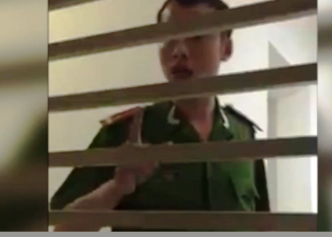 Người mặc sắc phục Công an được cho là Trung úy Bắc (ảnh: QUỐC TOẢN-cắt từ clip). Người mặc sắc phục Công an được cho là Trung úy Bắc (ảnh: QUỐC TOẢN-cắt từ clip).