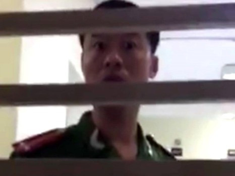 Người mặc sắc phục Công an được cho là Trung úy Bắc (ảnh cắt từ clip). Người mặc sắc phục Công an được cho là Trung úy Bắc (ảnh cắt từ clip).