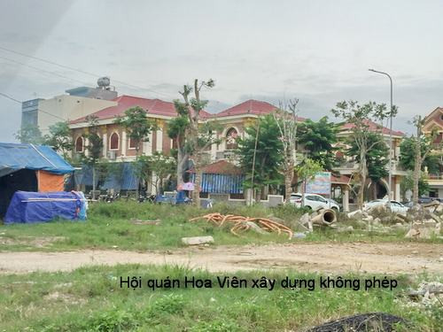 Hội quán hoa viên của "bầu" Đệ xây dựng không phép (ảnh: Báo Xây dựng). Hội quán hoa viên của "bầu" Đệ xây dựng không phép (ảnh: Báo Xây dựng).