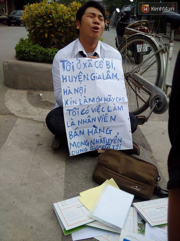 Nam thanh niên tên Hải mếu máo cầm biển xin việc (ảnh: Báo Người Lao động) Nam thanh niên tên Hải mếu máo cầm biển xin việc (ảnh: Báo Người Lao động)