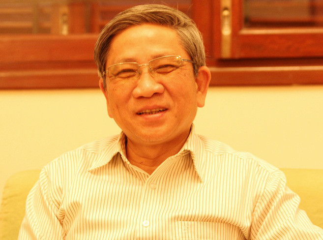 GS. Nguyễn Minh Thuyết đặt vấn đề: Với đồng lương hiện nay thì lấy đâu ra mấy nhà lầu, trang trại, hết con này tới con khác đi du học? ảnh: Ngọc Quang. GS. Nguyễn Minh Thuyết đặt vấn đề: Với đồng lương hiện nay thì lấy đâu ra mấy nhà lầu, trang trại, hết con này tới con khác đi du học? ảnh: Ngọc Quang.