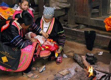 Phụ nữ Dân tộc thiểu số sinh con đúng chính sách thì được hỗ trợ 2 triệu đồng. ảnh: VOV. Phụ nữ Dân tộc thiểu số sinh con đúng chính sách thì được hỗ trợ 2 triệu đồng. ảnh: VOV.