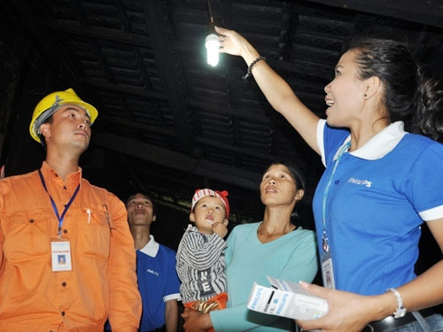 Ngoài 1.900 tỷ đồng đã có trong dự toán 2015, Chính phủ bổ sung them 200 tỷ đồng hỗ trợ tiền điện cho hộ nghèo. ảnh: Báo Hà Tĩnh. Ngoài 1.900 tỷ đồng đã có trong dự toán 2015, Chính phủ bổ sung them 200 tỷ đồng hỗ trợ tiền điện cho hộ nghèo. ảnh: Báo Hà Tĩnh.