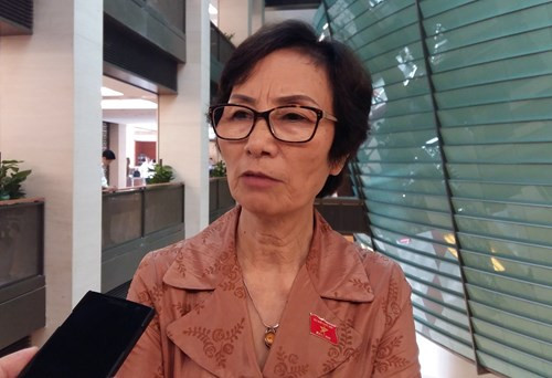 Đại biểu Bùi Thị An cho biết, muốn tiếp tục chất vấn Bộ trưởng Phạm Vũ Luận, nhưng đã hết thời gian. ảnh: Ngọc Quang. Đại biểu Bùi Thị An cho biết, muốn tiếp tục chất vấn Bộ trưởng Phạm Vũ Luận, nhưng đã hết thời gian. ảnh: Ngọc Quang.
