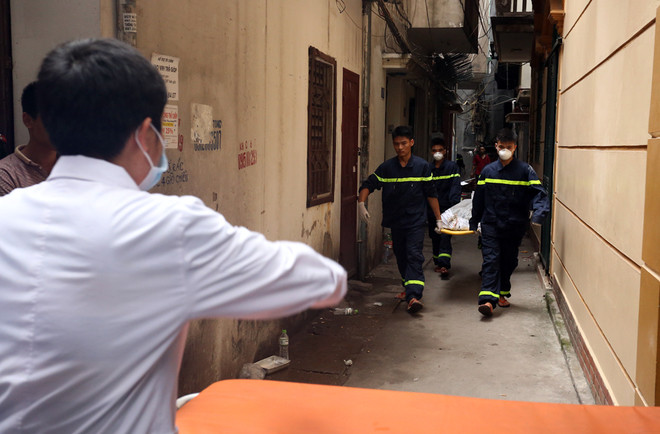 Lực lượng cứu hộ đưa xác nạn nhân ra ngoài sau vụ hỏa hoạn. ảnh: Bá Đô/VNE. Lực lượng cứu hộ đưa xác nạn nhân ra ngoài sau vụ hỏa hoạn. ảnh: Bá Đô/VNE.