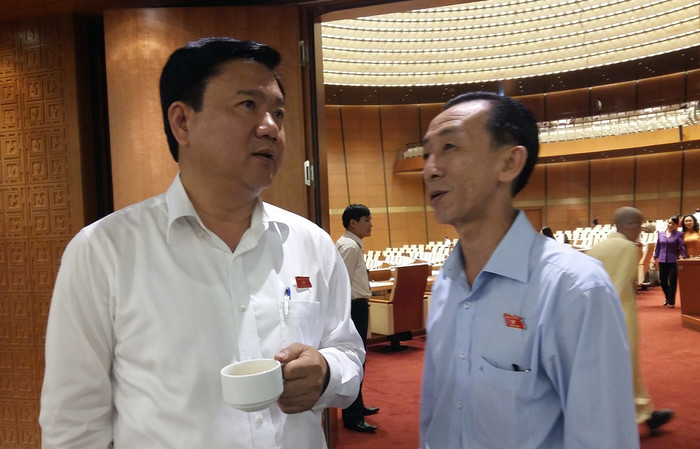 Đại biểu Trần Hoàng Ngân (áo xanh, bên phải) đã có những phát biểu hết sức thẳng thắn về dự án sân bay Long Thành. ảnh: Ngọc Quang. Đại biểu Trần Hoàng Ngân (áo xanh, bên phải) đã có những phát biểu hết sức thẳng thắn về dự án sân bay Long Thành. ảnh: Ngọc Quang.