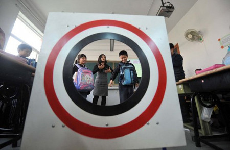 Học sinh tại một trường Tiểu học ở Bắc Kinh chuẩn bị tham gia trò chơi về giáo dục sức khẻo giới tính.