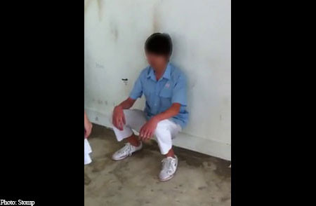 Đây không phải là cảnh học sinh đánh nhau mà thực chất là một trò chơi của một nhóm học sinh thuộc trường cấp 2 New Town (Singapore). Đây không phải là cảnh học sinh đánh nhau mà thực chất là một trò chơi của một nhóm học sinh thuộc trường cấp 2 New Town (Singapore).