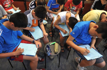 Các HS nam tại trường Tiểu học thực nghiệm Bắc Kinh số 2 vẽ hình ảnh người đàn ông trong giờ học về giới tính.