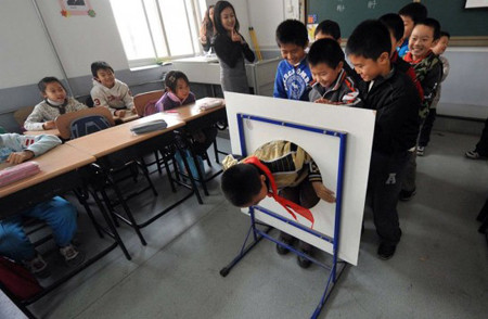 HS nam gia làm tinh trùng trong một trò chơi về giới tính.