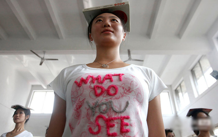 Đứng thẳng và tập cười tươi.