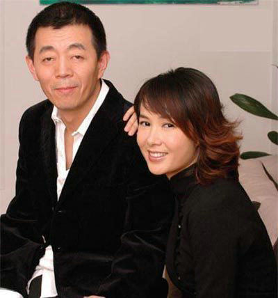 Tưởng Văn Lệ (phải) nổi tiếng với vai diễn các bộ phim Mặt trời lặn sau Tử Cấm Thành, Danh gia vọng tộc, Ly hôn kiểu Trung Quốc...