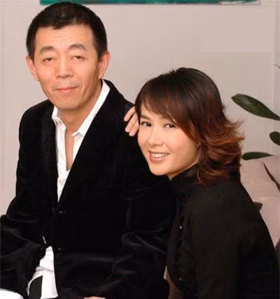 Tưởng Văn Lệ (phải) nổi tiếng với vai diễn các bộ phim Mặt trời lặn sau Tử Cấm Thành, Danh gia vọng tộc, Ly hôn kiểu Trung Quốc...