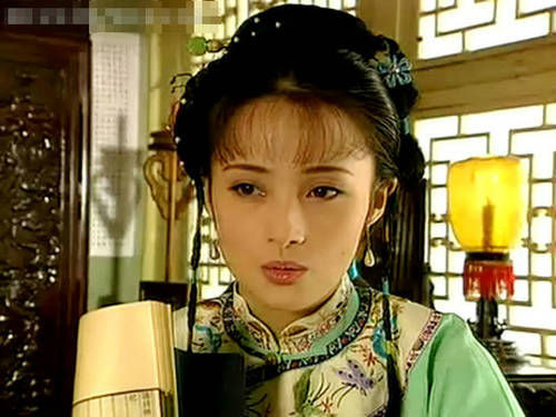 Tưởng Cần Cần vào vai Hạ Doanh Doanh trong Hoàn Châu Cách Cách III. Ngoài ra còn tham gia nhiều bộ phim nổi tiếng khác như Ngọa Hổ Tảng Long, Anh Hùng Xạ Điêu,...