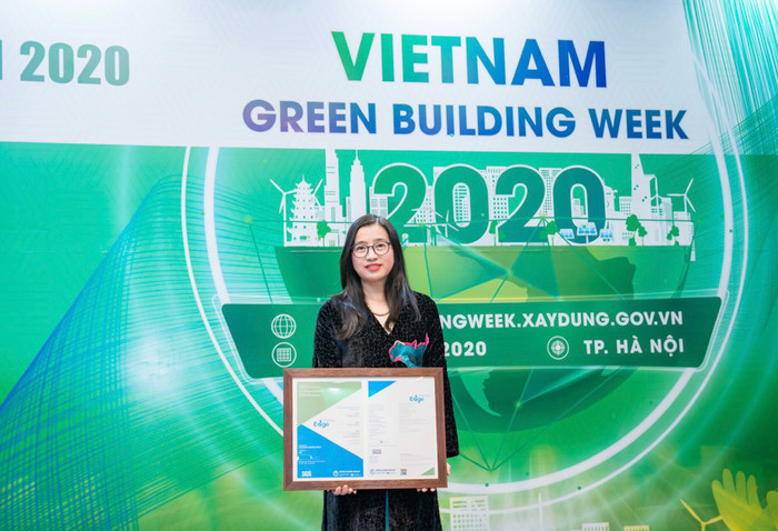 Bà Nguyễn Thị Hạnh, Tổng giám đốc Tập đoàn Flamingo vinh dự nhận chứng chỉ Công trình xanh EDGE được IFC trao tặng cho dự án Flamingo Cat Ba Resorts. Bà Nguyễn Thị Hạnh, Tổng giám đốc Tập đoàn Flamingo vinh dự nhận chứng chỉ Công trình xanh EDGE được IFC trao tặng cho dự án Flamingo Cat Ba Resorts.