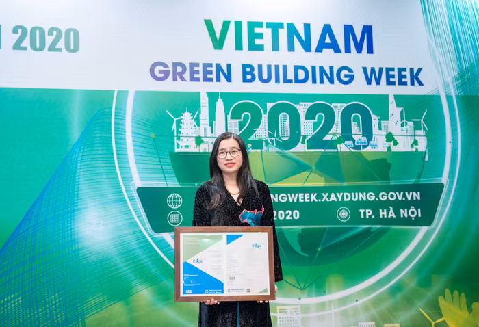 Bà Nguyễn Thị Hạnh, Tổng giám đốc Tập đoàn Flamingo vinh dự nhận chứng chỉ Công trình xanh EDGE được IFC trao tặng cho dự án Flamingo Cat Ba Resorts.