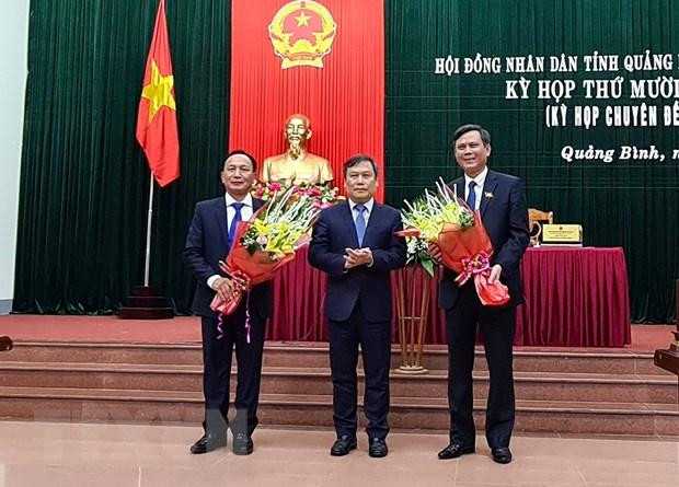 Bí thư tỉnh ủy Quảng Bình, Vũ Đại Thắng tặng hoa chức mừng ông Trần Thắng (phải) được bầu làm Chủ tịch UBND tỉnh Quảng Bình, ông Trần Hải Châu (trái) được bầu làm Chủ tịch HĐND tỉnh Quảng Bình khóa XVII, nhiệm kỳ 2016-2021. (Ảnh: TTXVN phát) Bí thư tỉnh ủy Quảng Bình, Vũ Đại Thắng tặng hoa chức mừng ông Trần Thắng (phải) được bầu làm Chủ tịch UBND tỉnh Quảng Bình, ông Trần Hải Châu (trái) được bầu làm Chủ tịch HĐND tỉnh Quảng Bình khóa XVII, nhiệm kỳ 2016-2021. (Ảnh: TTXVN phát)