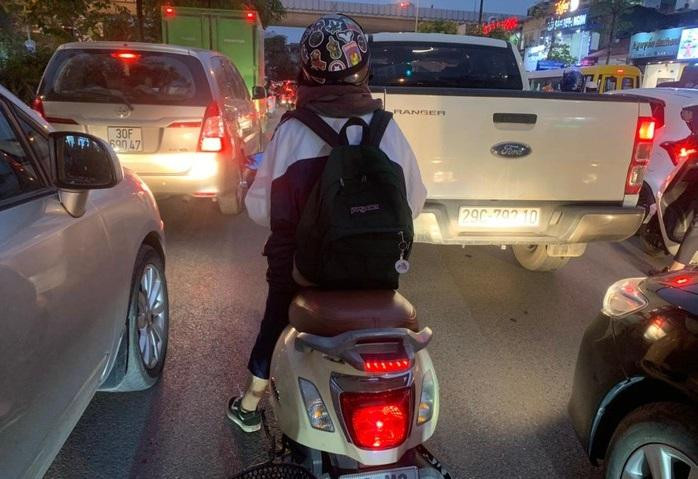 Không ít học sinh tham gia giao thông với xe gắn máy trên dung tích 50CC khi chưa đủ tuổi theo quy định của pháp luật. Ảnh: Kim Anh.
