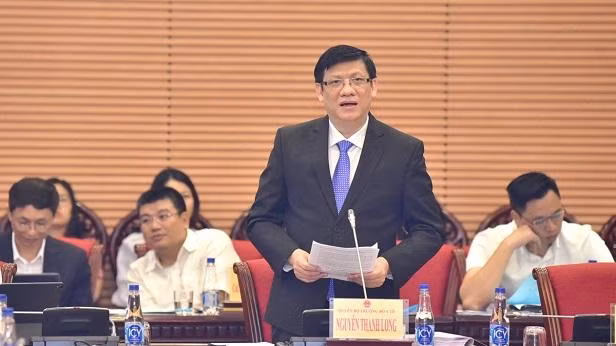 Giáo sư, Tiến sĩ Nguyễn Thanh Long - Quyền Bộ trưởng Bộ Y tế trình bày báo cáo tại phiên họp.