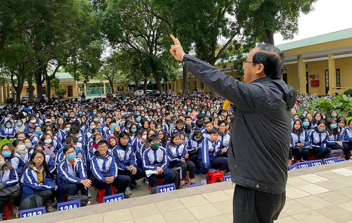 Giáo sư Nguyễn Lân Dũng khẳng định tương lai các em sẽ trở thành công dân toàn cầu, cần học tập, rèn luyện, cố gắng vươn lên. Ảnh: Phạm Minh Giáo sư Nguyễn Lân Dũng khẳng định tương lai các em sẽ trở thành công dân toàn cầu, cần học tập, rèn luyện, cố gắng vươn lên. Ảnh: Phạm Minh