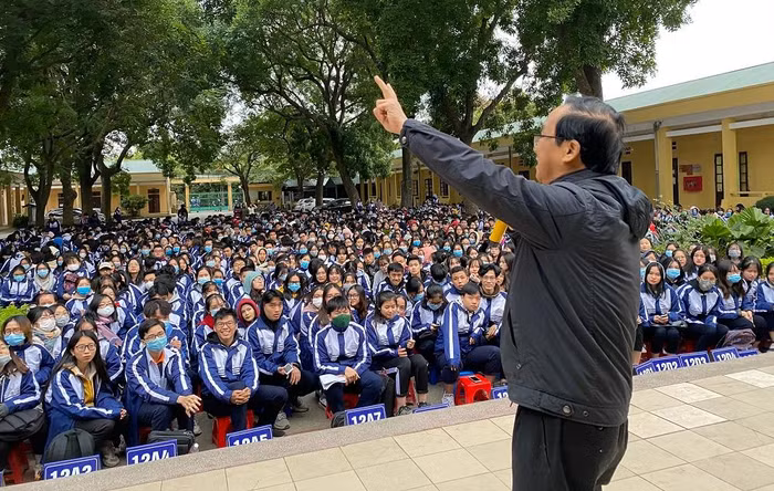 Giáo sư Nguyễn Lân Dũng khẳng định tương lai các em sẽ trở thành công dân toàn cầu, cần học tập, rèn luyện, cố gắng vươn lên. Ảnh: Phạm Minh