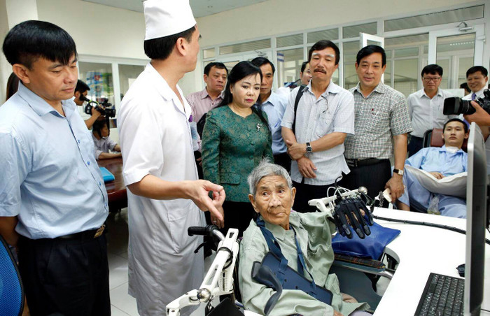 Bộ trưởng Nguyễn Thị Kim Tiến thăm bệnh nhân đang điều trị phục hồi chức năng tại Bệnh viện Điều dưỡng và phục hồi chức năng. ảnh: moh.gov.vn