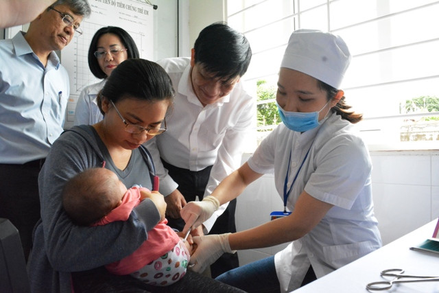 Tiêm chủng định kỳ giúp trẻ phòng tránh các bệnh lây nhiễm. ảnh: moh.gov.vn