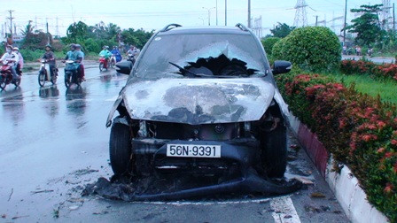 Chiếc xe đang chạy thì bốc cháy giữa đường Chiếc xe đang chạy thì bốc cháy giữa đường