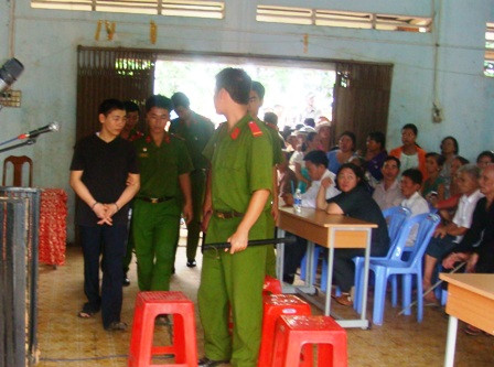 Phiên tòa xử nghịch tử giết cha thu hút sự quan tâm, phẫn nộ của người dân. Ai cũng đồng tình với bản án dành cho bị cáo Phiên tòa xử nghịch tử giết cha thu hút sự quan tâm, phẫn nộ của người dân. Ai cũng đồng tình với bản án dành cho bị cáo