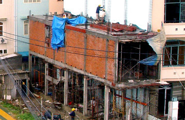 Theo luật, khi xây dựng làm lún, nứt nhà hàng xóm thì phải ngừng thi công. Ảnh minh họa: HTD