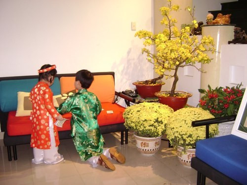 Bé tổng kết tiền lì xì. Ảnh minh họa Bé tổng kết tiền lì xì. Ảnh minh họa