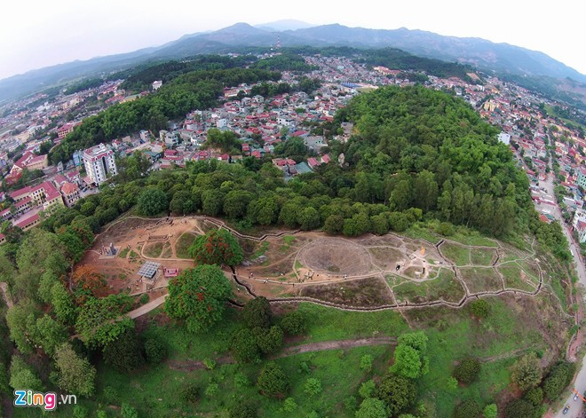 Đồi A1 nằm ở phường Mường Thanh, là cứ điểm quan trọng bậc nhất trong tập đoàn cứ điểm của thực dân Pháp. Đồi nằm dài theo hướng Tây Bắc – Đông Nam, bao gồm 2 đỉnh: Tây Bắc cao hơn 490 m, Đông Nam cao hơn 493 m. A1 là ký hiệu mà quân đội Việt Nam đặt cho quả đồi. Sáng 7/5/1954, quân đội Việt Nam đã chiếm được vị trí quan trọng này. Ảnh: zing.vn