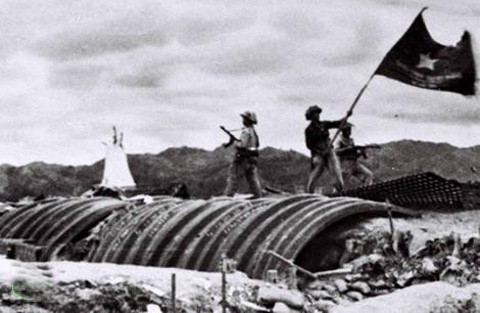Cờ chiến thắng bay trên nóc hầm tướng Đờ Cát Tơ Ri chiều 7/5/1954 (Ảnh tư liệu).