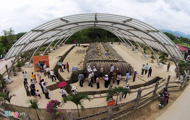 Sở chỉ huy Tập đoàn cứ điểm Điện Biên Phủ (hầm De Castries) đã bị tổ xung kích do Đại đội trưởng Tạ Quốc Luật, Đại đội 360, Trung đoàn 209, Đại đoàn 312 tiến vào bắt sống tướng De Castries cùng toàn thể Bộ tham mưu vào lúc 17h30 ngày 7/5/1954. Ảnh: Zing.vn